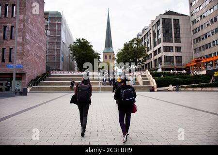 Deutsche und Ausländer, die auf der Straße spazieren, gehen am September zur Dortmunder Petrikirche oder zur St. Petri Kirche, um Dortmund zu besuchen Stockfoto