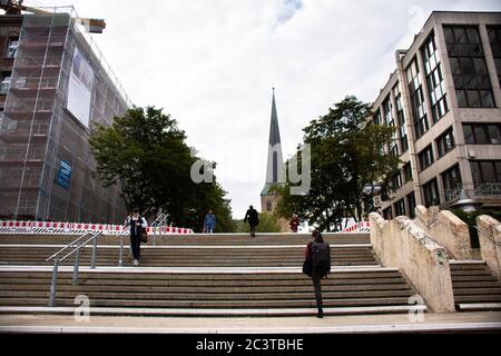 Deutsche und Ausländer, die auf der Straße spazieren, gehen am September zur Dortmunder Petrikirche oder zur St. Petri Kirche, um Dortmund zu besuchen Stockfoto