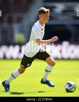 Hamburg, Deutschland. Juni 2020. Fußball: 2. Bundesliga, 33. Spieltag, FC St. Pauli - Jahn Regensburg, im Millerntor-Stadion Christian Viet von St.Pauli am Ball. Quelle: Stuart Franklin/Getty-Pool/dpa/Alamy Live News Stockfoto