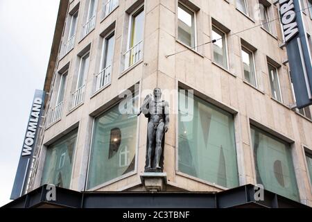 Alte Kunststatuen auf klassisch modernem Gebäude auf Westenhellweg Straße für Deutsche und ausländische Reisende Besuch in Dortmund Stadt auf Septem Stockfoto