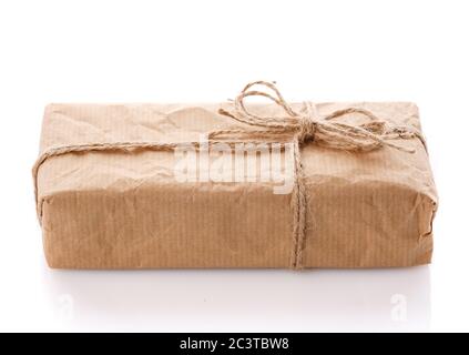 Paket in braunem Kraftpapier auf weißem Hintergrund isoliert verpackt. Stockfoto