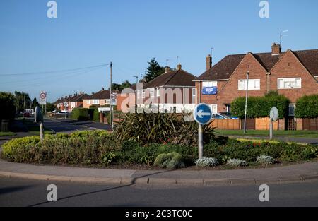 Blick auf die Masefield Avenue und eine Verkehrsinsel in der Shakespeare Avenue, Forbes Estate, Warwick, Warwickshire, England, Großbritannien Stockfoto