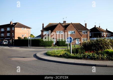 Eine Verkehrsinsel in Shakespeare Avenue, Forbes Estate, Warwick, Warwickshire, England, Großbritannien Stockfoto