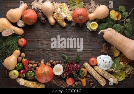 Rahmen mit saisonalen Zutaten in Thanksgiving Day. Speiserahmen, Draufsicht Stockfoto