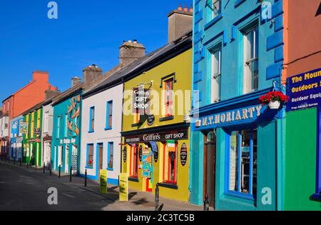 Irland, Grafschaft Kerry, Dingle, Abendschatten auf einer bunten Häuserzeile auf der Strand Street. Stockfoto