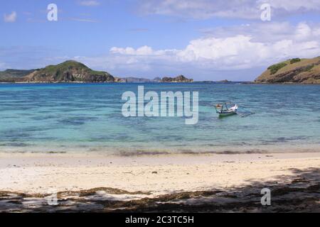 Traditionelles indonesisches Fischerboot in Kuta Lombok. Kuta Lombok ist ein exotisches Paradies auf der indonesischen Insel, mit schönen weißen Sandstränden und Stockfoto