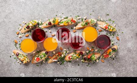 Sommergetränke und Obst-Sandwiches sind ein gesunder Snack. Blick von oben. Menü Sommer, Ansicht von oben Stockfoto