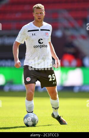 Hamburg, Deutschland. Juni 2020. Fußball: 2. Bundesliga, 33. Spieltag, FC St. Pauli - Jahn Regensburg, im Millerntor-Stadion Henk Veerman aus St.Pauli am Ball. Quelle: Stuart Franklin/Getty-Pool/dpa/Alamy Live News Stockfoto