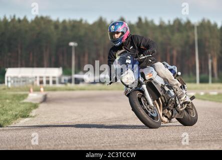 11-05-2020 Riga, Lettland Motorradfahrer bei Sportfahrradfahrten auf leerer Asphaltstraße. Sportfahrrad. Stockfoto