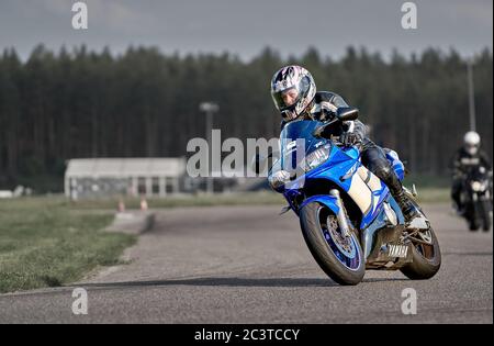 11-05-2020 Riga, Lettland Motorradfahrer bei Sportfahrradfahrten auf leerer Asphaltstraße. Sportfahrrad. Stockfoto