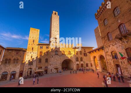 San Gimignano, Toskana, Italien - 25. Oktober 2018: Piazza del Duomo, alte Piazza del Duomo und Türme in der toskanischen Stadt Stockfoto