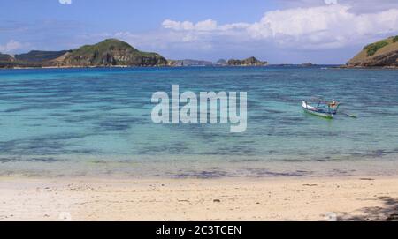 Jukung indonesisches Fischerboot in Kuta Lombok. Kuta Lombok ist ein exotisches Paradies auf der indonesischen Insel, mit wunderschönen weißen Sandstränden und cryst Stockfoto
