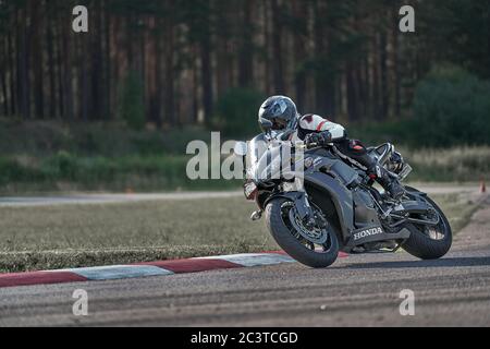 11-05-2020 Riga, Lettland Motorradfahrer bei Sportfahrradfahrten auf leerer Asphaltstraße. Sportfahrrad. Stockfoto