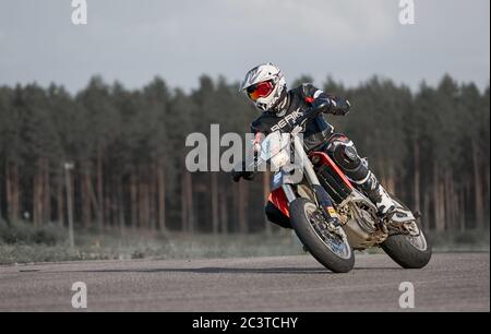 11-05-2020 Riga, Lettland Motorradfahrer bei Sportfahrradfahrten auf leerer Asphaltstraße. Sportfahrrad. Stockfoto