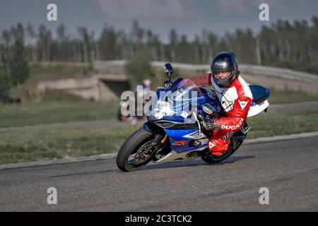 11-05-2020 Riga, Lettland Motorradfahrer bei Sportfahrradfahrten auf leerer Asphaltstraße. Sportfahrrad. Stockfoto