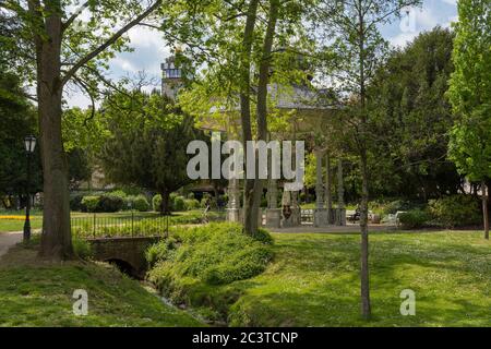 Sodenia Pavillon mit Statue im quellenpark Bad Soden am Taunus, Hessen, Deutschland Stockfoto