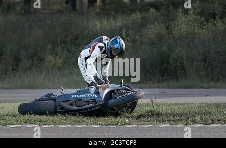 11-05-2020 Riga, Lettland Motorradfahrer bei Sportfahrradfahrten auf leerer Asphaltstraße. Sportfahrrad. Stockfoto