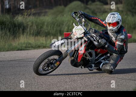 11-05-2020 Riga, Lettland Motorradfahrer bei Sportfahrradfahrten auf leerer Asphaltstraße. Sportfahrrad. Stockfoto