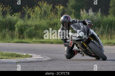 11-05-2020 Riga, Lettland Motorradfahrer bei Sportfahrradfahrten auf leerer Asphaltstraße. Sportfahrrad. Stockfoto