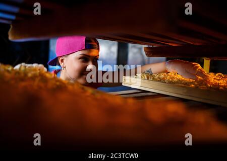 Das Mädchen arbeitet an der Herstellung von Spaghetti. Nudeln machen. Pasta-Fabrik. Stockfoto