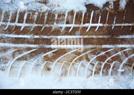 Spuren von Reifenspuren im Schnee im Winter Stockfoto