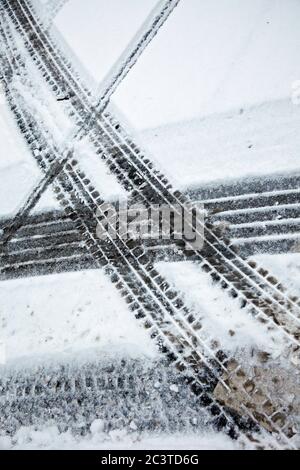 Spur eines Reifenprofils im schmutzigen Schnee Stockfoto