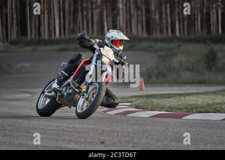 11-05-2020 Riga, Lettland Motorradfahrer bei Sportfahrradfahrten auf leerer Asphaltstraße. Sportfahrrad. Stockfoto