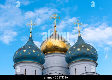 Teil einer alten orthodoxen russischen Kirche mit goldenem Kreuz und Kuppel in Trinity Lavra des Hl. Sergius in Sergijew Posad Stockfoto