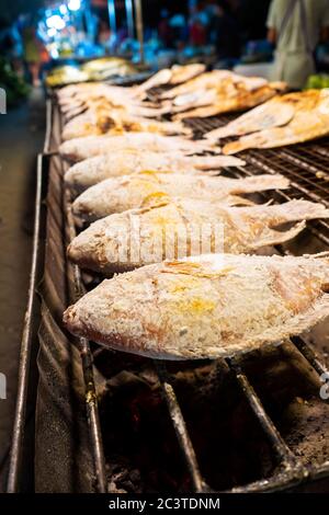 Asiatische Küche. Auf dem Grill auf einem Nachtmarkt mit Fisch in Salz Stockfoto