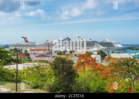 Nassau, Bahamas - 3. Mai 2019: Fort Fincastle auf Bennett's Hill, wo es Blick auf Historisches Nassau, Hauptstadt von Bahama und es ist Hafen, wo Kreuzfahrt s Stockfoto
