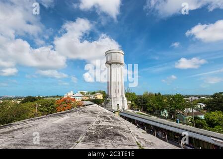Nassau, Bahamas - 3. Mai 2019: Weitwinkel-Ansicht des Wasserturms in Nassau, New Providence, Bahamas. Stockfoto