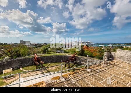 Nassau, Bahamas - 3. Mai 2019: Fort Fincastle auf Bennett's Hill, wo es Blick auf Historisches Nassau, Hauptstadt von Bahama und es ist Hafen, wo Kreuzfahrt s Stockfoto