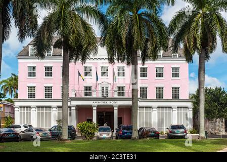 Nassau, Bahamas - 3. Mai 2019: Das Ansbacher Haus in Nassau, Bahamas. Der rosa Farbton des Ansbacher Hauses zeigt seine Rolle als Regierung der Bahamas Stockfoto