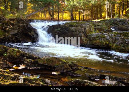 Herbstwasserfall mit Herbstlaub auf dem Falls River in der kleinen Stadt L'Anse auf der Upper Peninsula von Michigan. Stockfoto