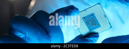 Nahaufnahme von Handschuhen mit Feinmikrochip Stockfoto