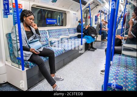 London, Großbritannien. Juni 2020. Einige Leute ignorieren weiterhin die Anweisung, Maske zu tragen oder wissen nicht, wie sie zu tragen sind - Passagierzahlen bleiben dramatisch unten auf der Röhre, sogar während der Hauptverkehrszeit nach der weiteren Lockerung der Regierungsführung. Wer reist, trägt fast alle Masken, nachdem sie im öffentlichen Verkehr obligatorisch werden. Die „Sperre“ für den Coronavirus (Covid 19) Ausbruch in London geht weiter. Kredit: Guy Bell/Alamy Live Nachrichten Stockfoto