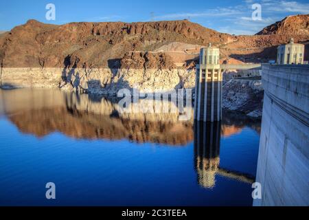 Hoover Dam Und Lake Mead Panorama. Landschaftlich schöner Weitwinkelblick auf den Hoover Dam und Lake Mead an der Grenze zu Arizona Nevada. Stockfoto