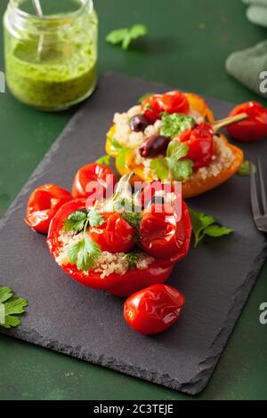 Gefüllte Paprika mit Quinoa Tomaten Oliven und Kräutersauce Chimichurri Stockfoto