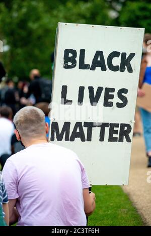 Black Lives Matter Aktivisten versammeln sich in Speaker's Corner, Hyde Park, London, für Reden, bevor sie ihren Weg zum Parliament Square machen. Stockfoto