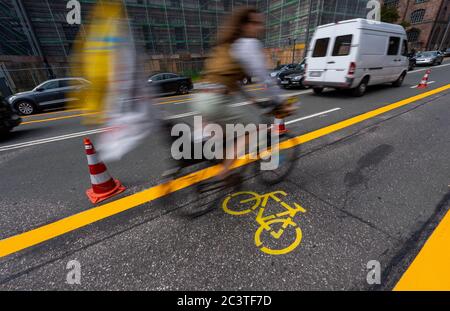 München, Deutschland. Juni 2020. Ein Radfahrer fährt über die erste Pop-up-Fahrradspur, die in der Elisenstraße eröffnet wurde. Als eine von sechs Maßnahmen zur Erhöhung der Sicherheit für Radfahrer während der Corona-Pandemie werden in der Elisenstraße zwischen Lenbachplatz und Dachauer Straße temporäre Radwege markiert. Quelle: Peter Kneffel/dpa/Alamy Live News Stockfoto