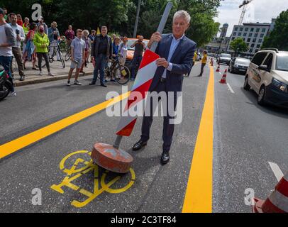 München, Deutschland. Juni 2020. Dieter Reiter, Oberbürgermeister von München, eröffnet in der Elisenstraße die erste Pop-up-Fahrradstraße und rollt einen Poller weg. Als eine von sechs Maßnahmen für mehr Sicherheit im Fahrradverkehr während der Corona-Pandemie werden in der Elisenstraße zwischen Lenbachplatz und Dachauer Straße temporäre Fahrradwege markiert. Quelle: Peter Kneffel/dpa/Alamy Live News Stockfoto