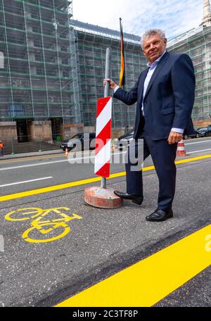 München, Deutschland. Juni 2020. Dieter Reiter, Oberbürgermeister von München, eröffnet in der Elisenstraße die erste Pop-up-Fahrradstraße und rollt einen Poller weg. Als eine von sechs Maßnahmen für mehr Sicherheit im Fahrradverkehr während der Corona-Pandemie werden in der Elisenstraße zwischen Lenbachplatz und Dachauer Straße temporäre Fahrradwege markiert. Quelle: Peter Kneffel/dpa/Alamy Live News Stockfoto