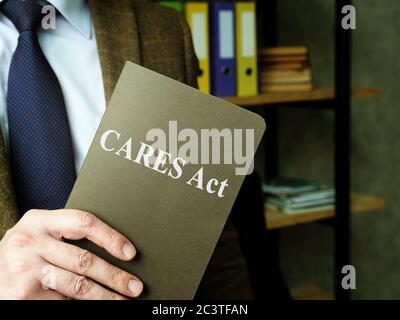 Das Coronavirus Aid, Relief, and Economic Security CARES Act liegt in den Händen. Stockfoto
