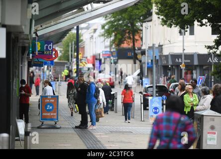 Swansea, Wales, Großbritannien. 22. Juni 2020.Menschen auf den Straßen der Oxford Street als nicht-wesentliche Geschäfte öffnen in Swansea, Südwales mit sozialer Distanzierung an Ort und Stelle, da Geschäfte in ganz Wales ihre Türen für Käufer zum ersten Mal öffnen, seit Coronavirus-Beschränkungen wurden in Kraft gesetzt. Es ist eine Woche später, seit nicht-wesentliche Geschäfte in England eröffnet. Kredit : Robert Melen/Alamy Live Nachrichten Stockfoto