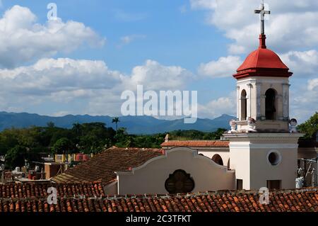 Kolonialbauten Entwicklung mit weißen Balkonen in Sancti Spiritus, Kuba Stockfoto