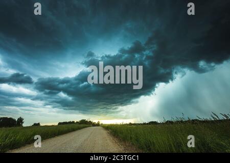 Tropischer Regen mit hohem Niederschlag überdeckeln Wolken Stockfoto