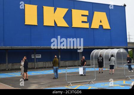 Glasgow, Schottland, Großbritannien. Juni 2020. IKEA Store wird wieder geöffnet. Trotz Regen wird der Laden Glasgow, Braehead, Ikea heute um 10 Uhr wieder eröffnet, nachdem er seit März 20 als Reaktion auf die Coronavirus-Krise in Großbritannien geschlossen wurde. Kredit. Douglas Carr/Alamy Live News Stockfoto