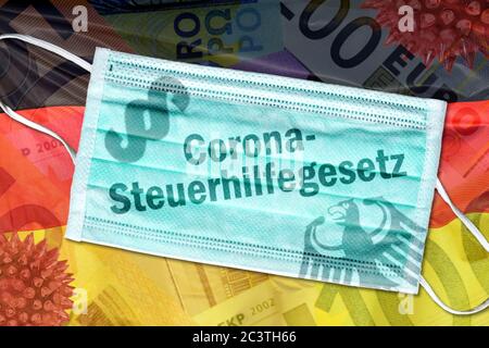 FOTOMONTAGE, Mundschutz mit Inschrift Corona Tax Act auf Deutschlandflagge, FOTOMONTAGE, Mundschutz mit Aufschrift Corona-Steuergesetz auf Deutschlandf Stockfoto