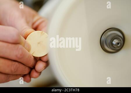 Erbach, Deutschland. Juni 2020. Dominik Schott, Geselle in der Mammutwerkstatt Schott, arbeitet in der Werkstatt mit einer Schleifmaschine an einem Stück Mammutelfenbein. Der ruhige Erbach im Odenwald nennt sich eine Elfenbeinstadt und hat eine jahrhundertealte Tradition des Schnitzens mit Elefantenzähnen. Als das Übereinkommen über den internationalen Handel mit gefährdeten Arten wilder Tiere und Pflanzen vor etwa 30 Jahren die Einfuhr von Elfenbein verboten hatte, begann der Niedergang des Handwerks. Heute schnitzt Schott aus Mammut-Elfenbein. Quelle: Uwe Anspach/dpa/Alamy Live News Stockfoto