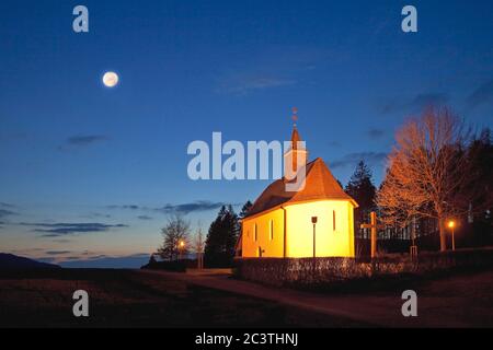 Beleuchtete Rochuskapelle am Steltenberg am Abend mit Vollmond, Deutschland, Nordrhein-Westfalen, Sauerland, Eslohe Stockfoto